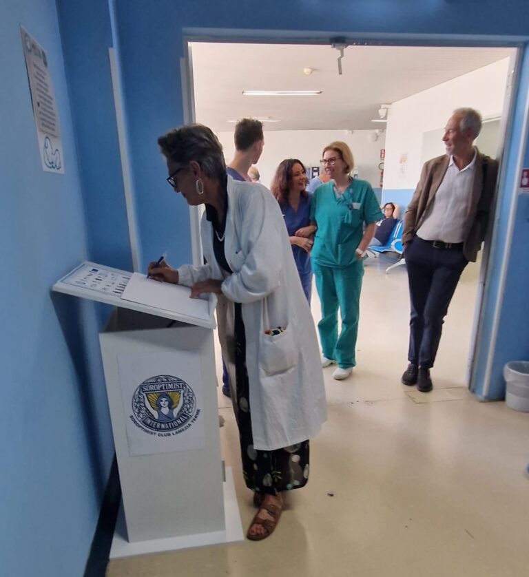 Donazione leggio davanti ingresso sala parto ospedale Lamezia (3)