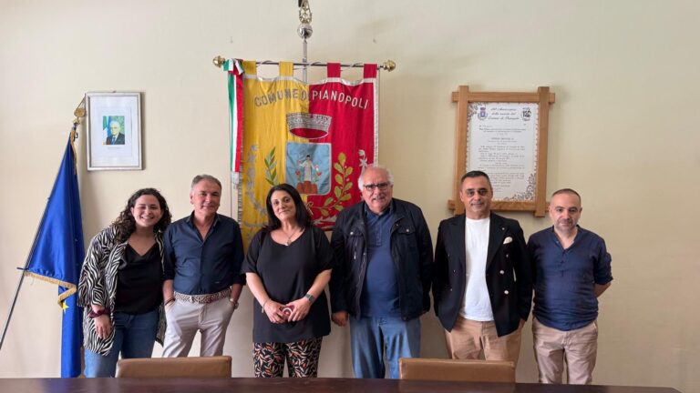 La sindaca Valentina Cuda con i professionisti promotori del progetto