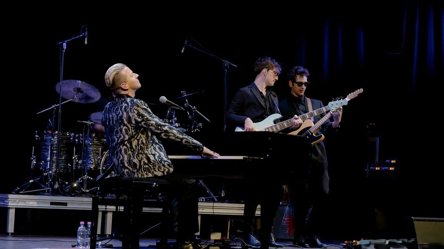 Matthew Lee con band