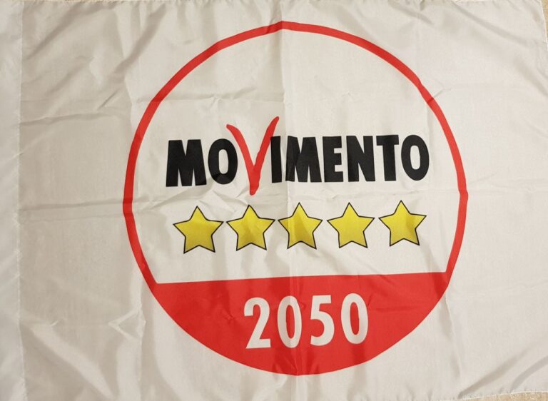 movimento-5-stelle-logo-bandiera