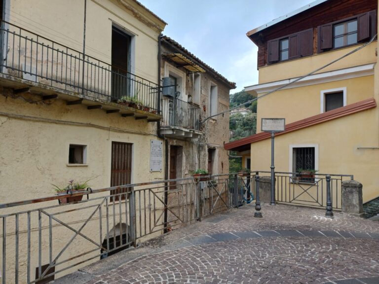 Largo_Bonacci_dove_si_affaccia_la_casa_di_Pietro_Ardito