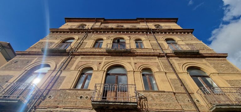 La facciata principale di Palazzo Blasco