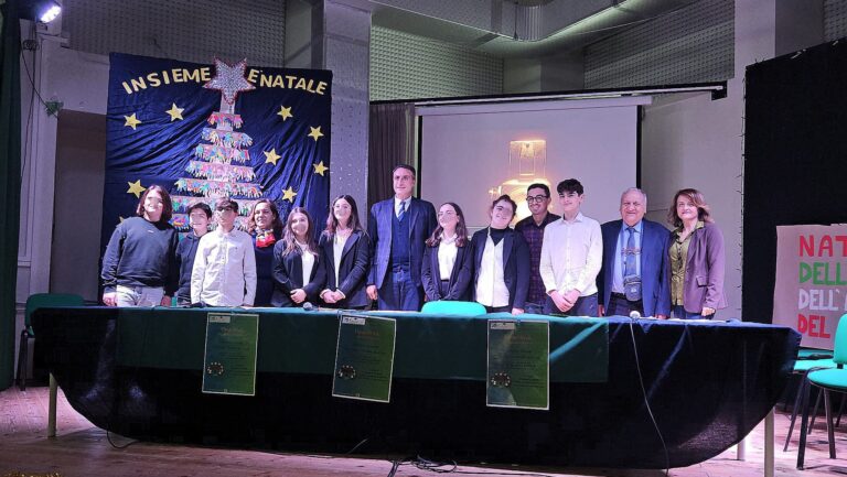 Il preside insieme agli studenti coinvolti nelle progettualità
