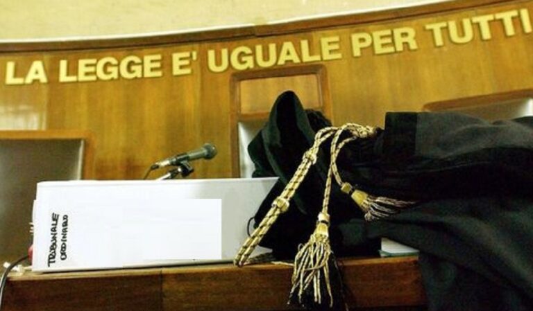 Aula_di_tribunale_con_faldoni