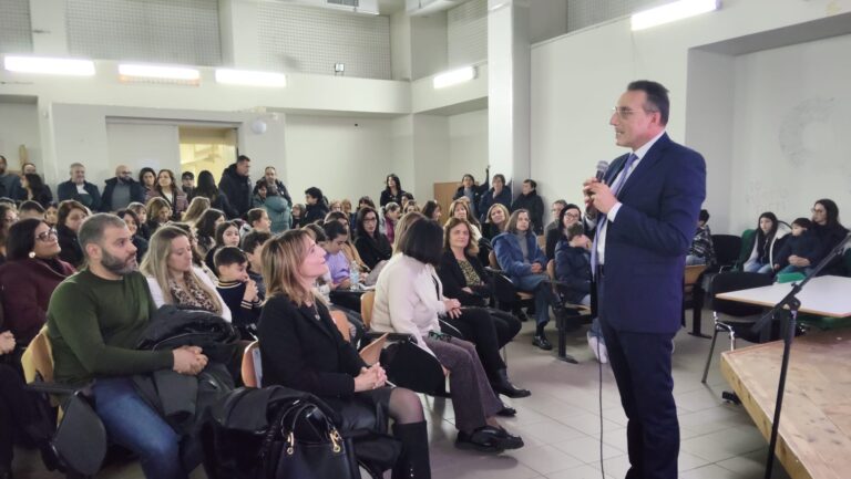 Il preside chiude l'Open Day in auditorium