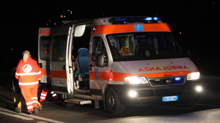 immagine ambulanza generica notte