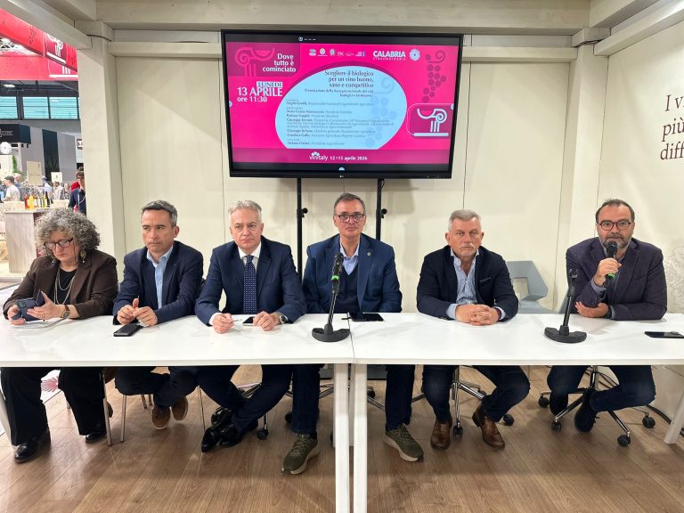 Legambiente_al_Vinitaly_tavolo_con_assessore_Gallo