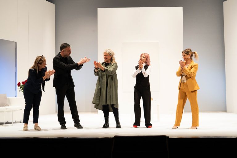 Tre amiche e uno sciatore 06