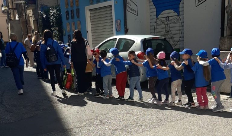 I_bambini_dell'I.C._Perri_Pitagora_Don_Milani_per_i_vicoli_di_Rogliano