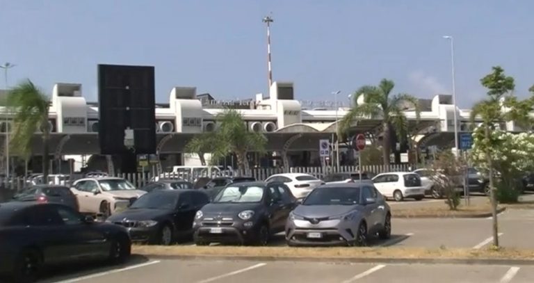 Lamezia-aeroporto-esterno-giorno-estate
