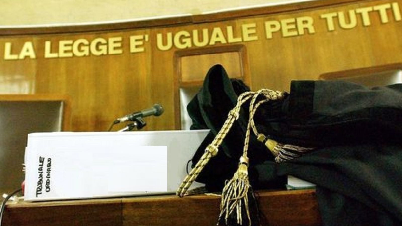 Aula_di_tribunale_con_faldoni