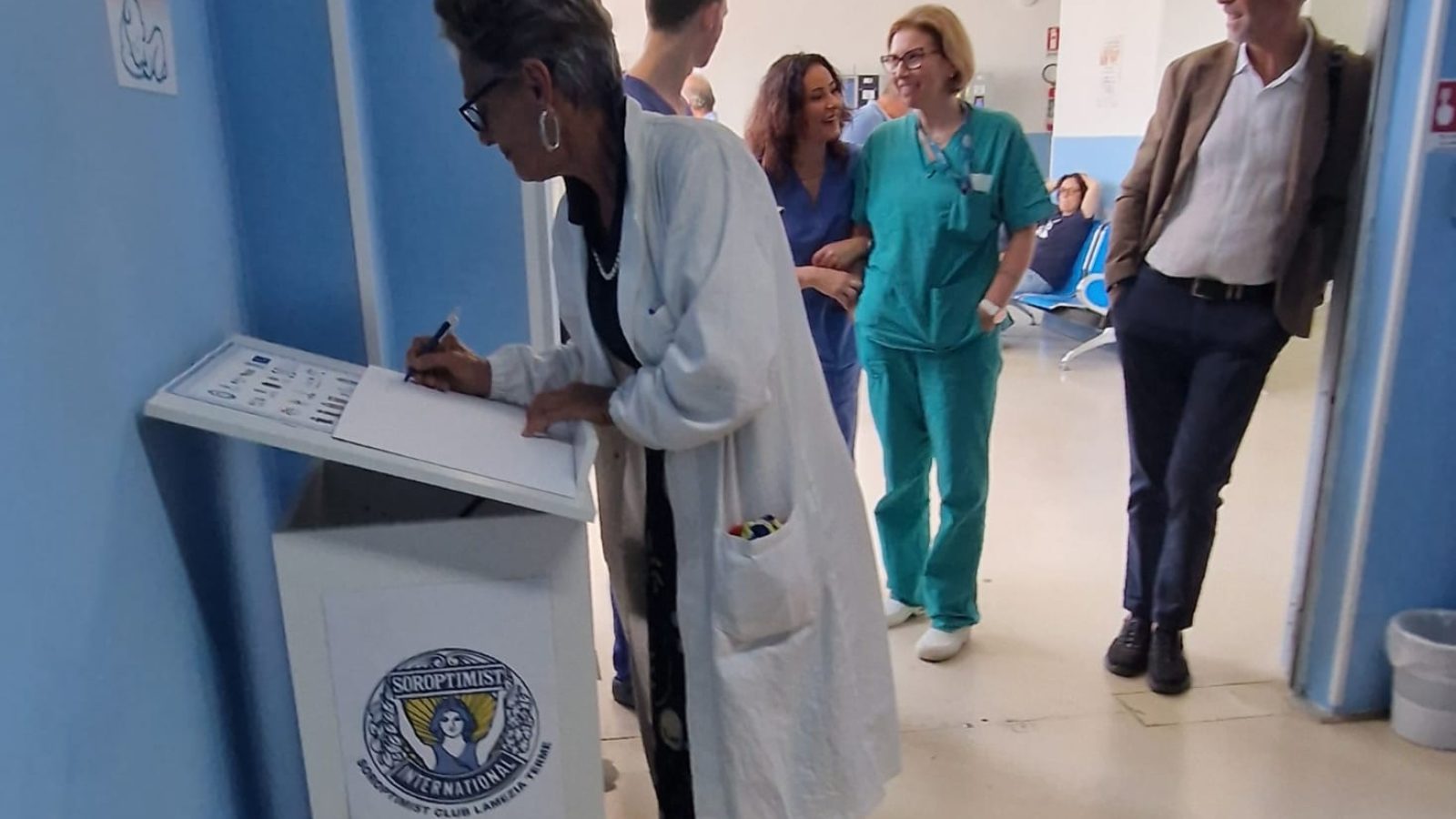 Donazione leggio davanti ingresso sala parto ospedale Lamezia (3)