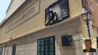Foto esterna Teatro Grandinetti con piccola immagine Francesco grandinetti