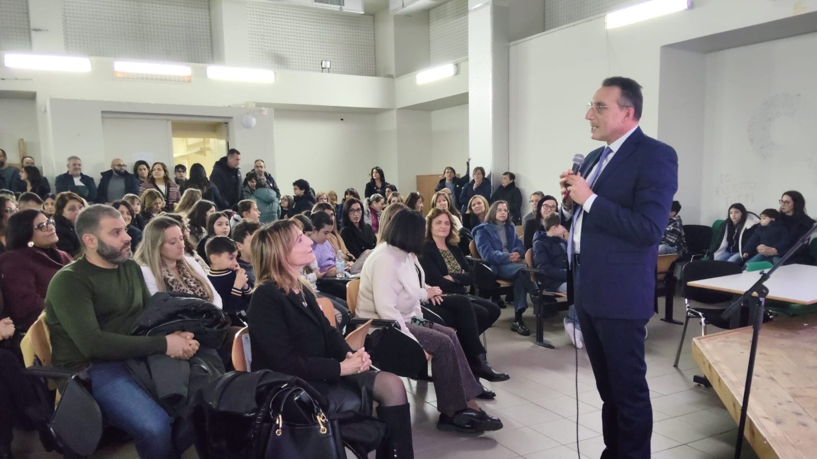 Il preside chiude l'Open Day in auditorium