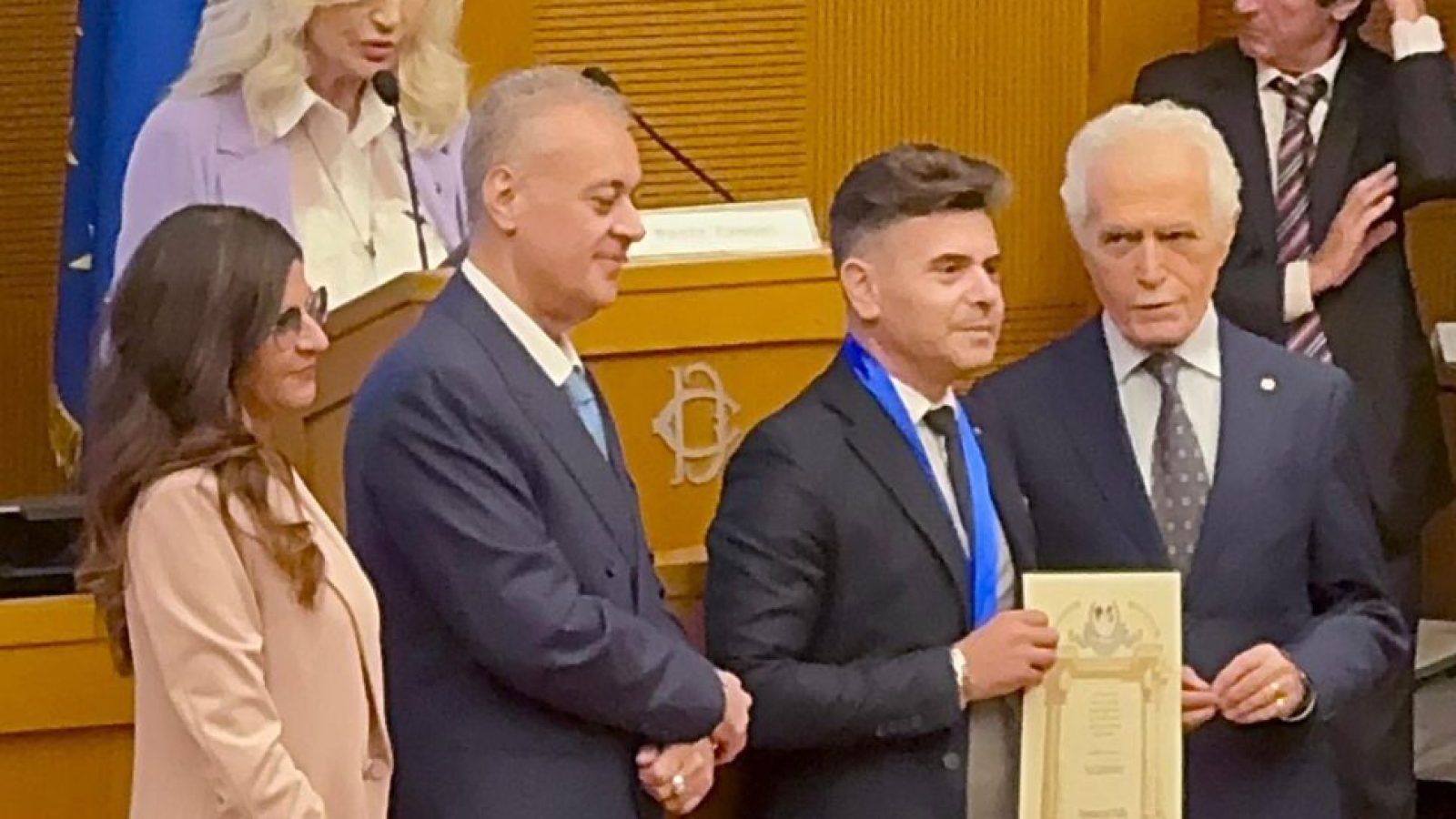 Il_M°_Pullia_mentre_viene_premiato