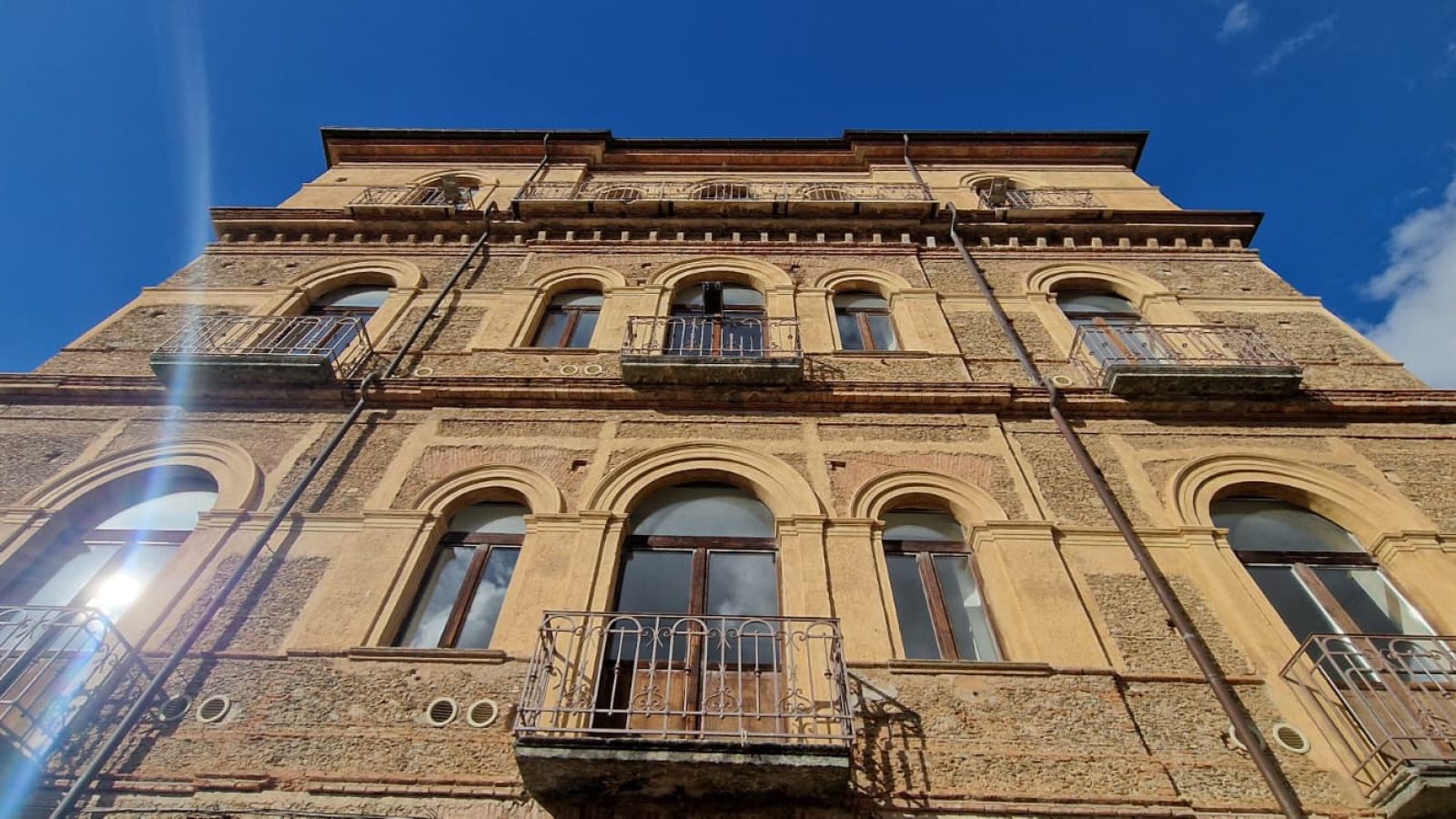 La facciata principale di Palazzo Blasco