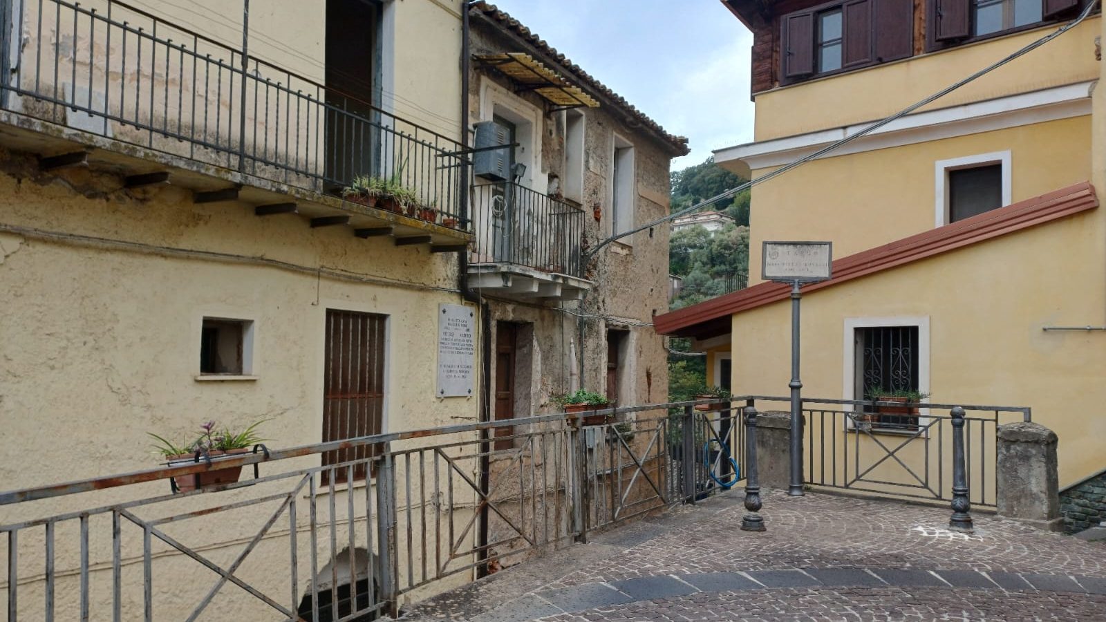 Largo_Bonacci_dove_si_affaccia_la_casa_di_Pietro_Ardito