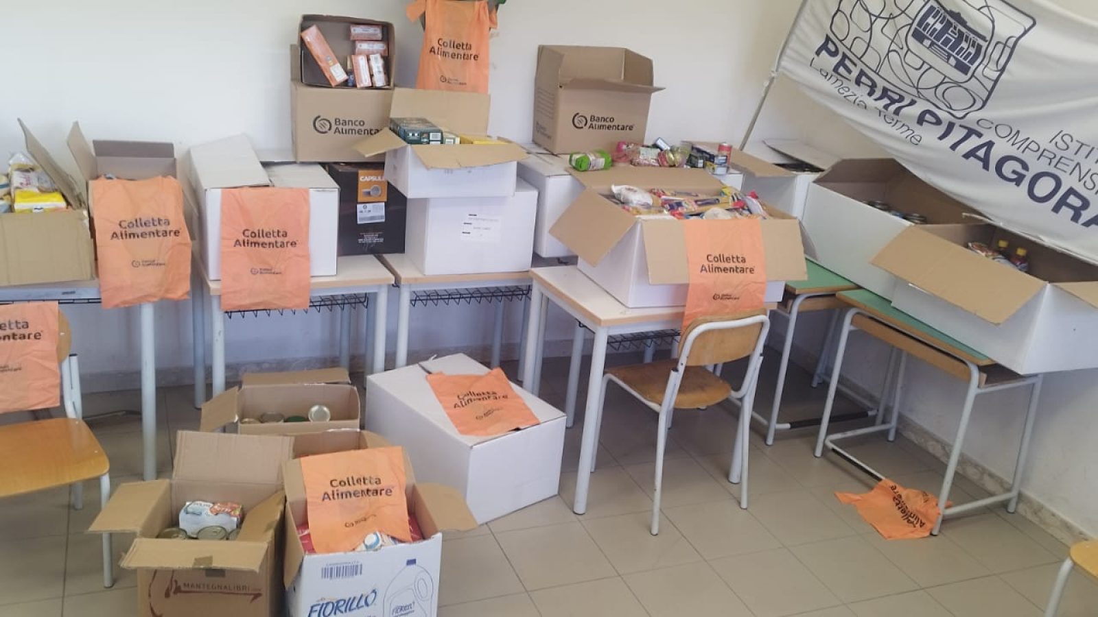 Le scatole per la raccolta dei viveri da donare