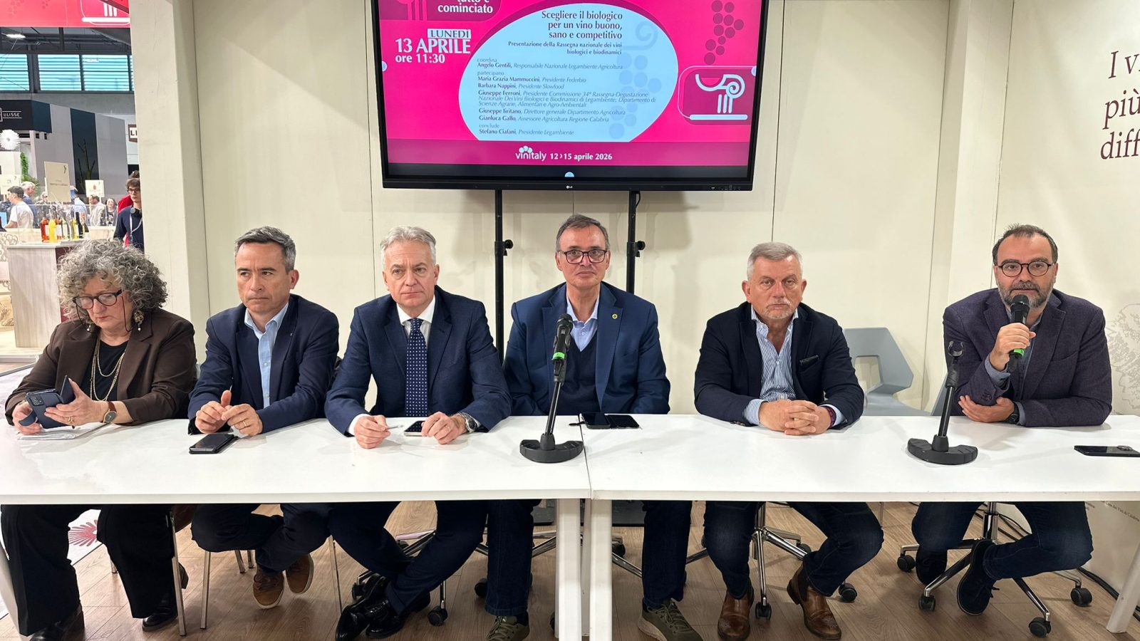 Legambiente_al_Vinitaly_tavolo_con_assessore_Gallo