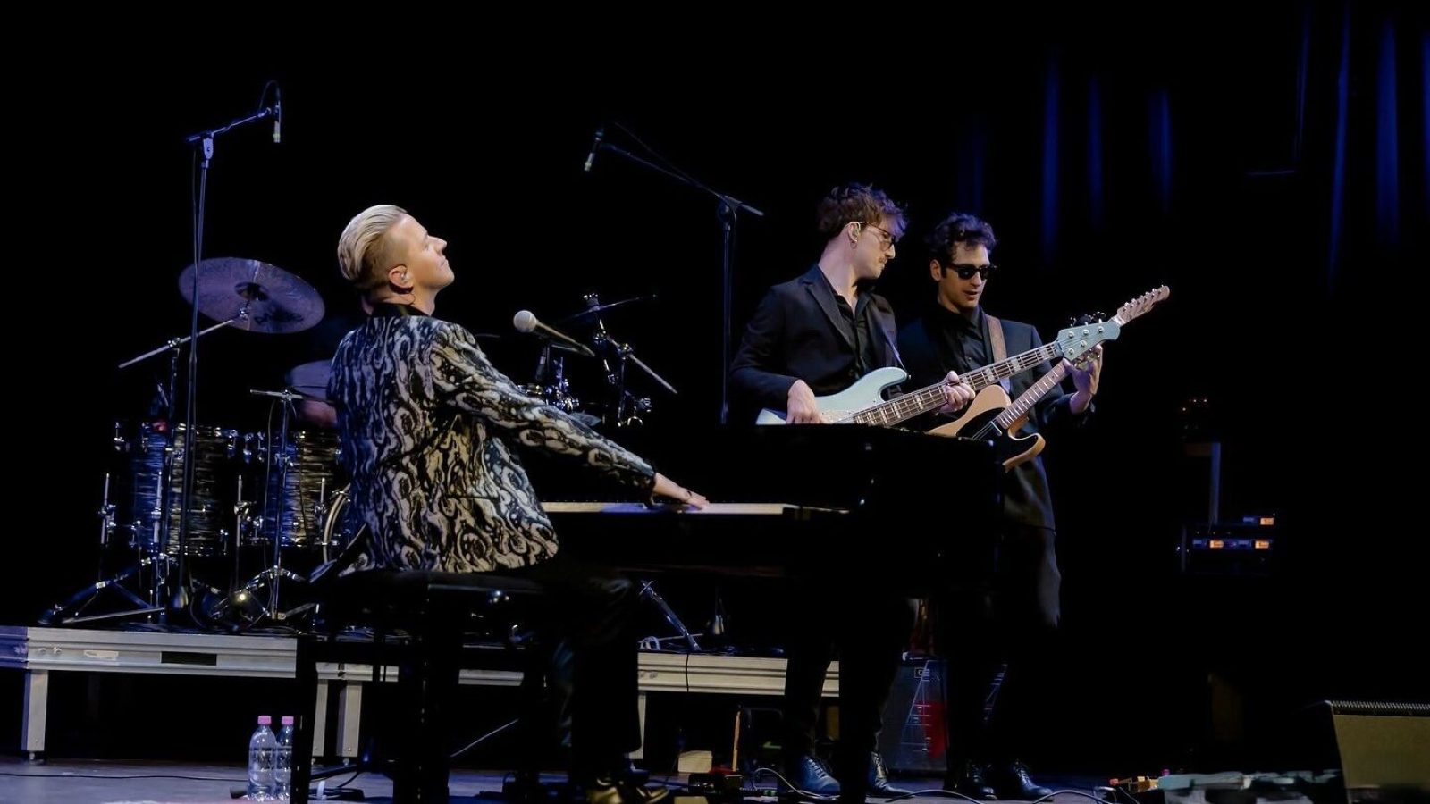 Matthew Lee con band