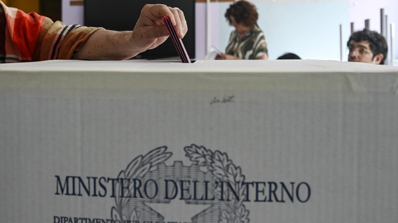Una scheda nell'urna in un seggio elettorale per le elezioni europee, Roma, 8 giugno 2024. ANSA/RICCARDO ANTIMIANI
-- A ballot in the ballot box in a polling station for the European elections, Rome, 8 June 2024. ANSA/RICCARDO ANTIMIANI