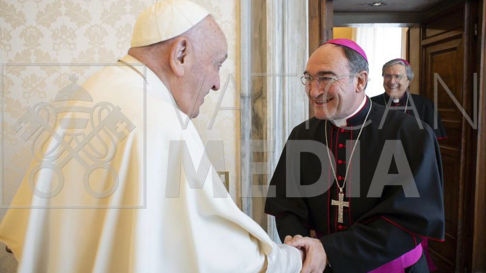 VESCOVO CON PAPA