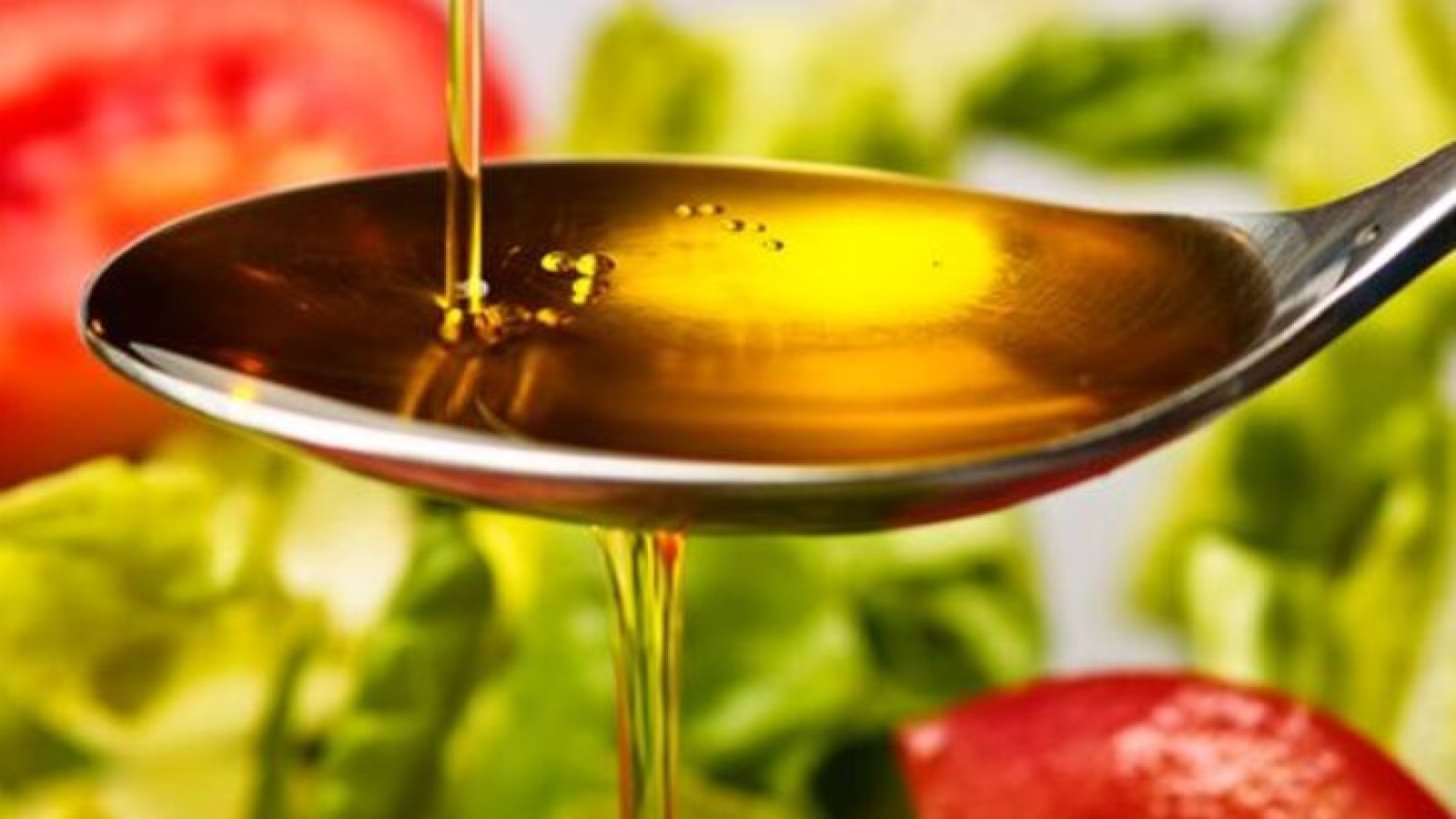 ?l;Oliven?l;Salat?l;frisch;fett;Salat;w?rzen;L?ffel;fl?ssig;Tomate;Blattsalat;goldfarben;Nahrung;essen TLB courtesy: 08/09/2014 - iStockphoto|